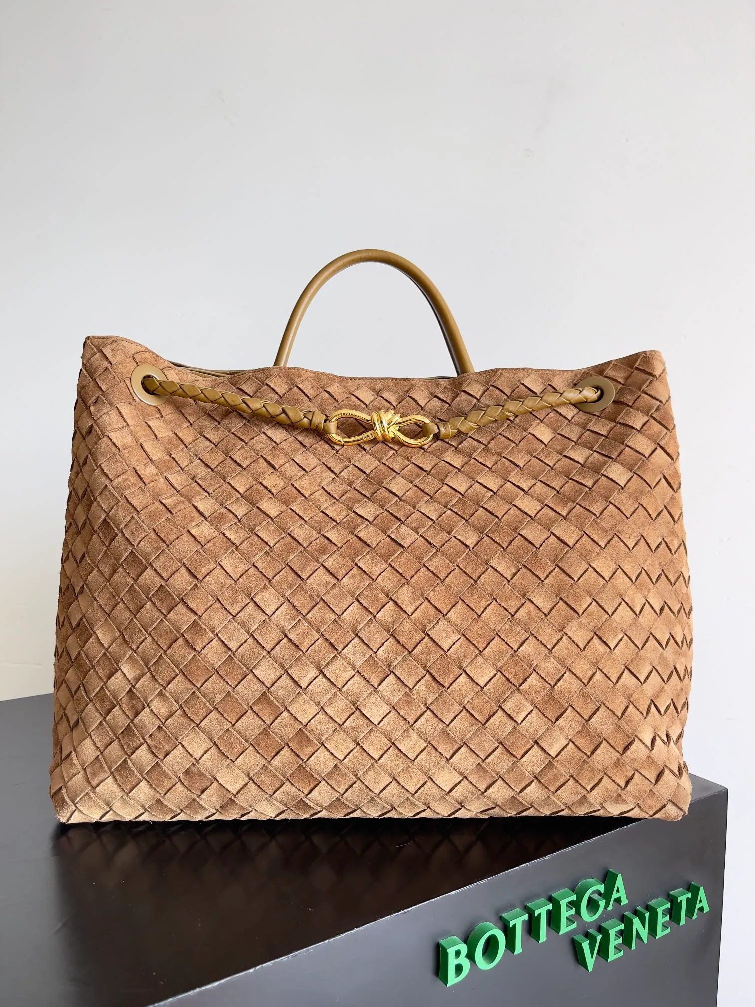 Batch 3760 Recently, the same style of bag that celebrities love is both high-end and practical. Michelle Yeoh, Kim Namjoon, Jing Boran, Tong Liya, Sun Qian, Wu Qianyu, Du Juan, Ma Yili and Bai Baihe are all carrying Bottega Veneta summer series Andiamo handbags. Andiamo has a simple structure and rounded lines. The whole piece is made of Nappa leather. It is comfortable, soft and dynamic. It adds interest to daily life and can be easily matched with various styles. Andiamo handbags are available in three sizes: small, medium and large. There are many colors to choose from, which can meet different needs. You can really carry it whether it is daily or attending events. Style number: 743575 Size: 45*22*34 including handle height 44cm